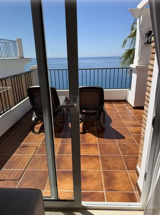Terraza con vistas al mar limpia tras un servicio en Nerja