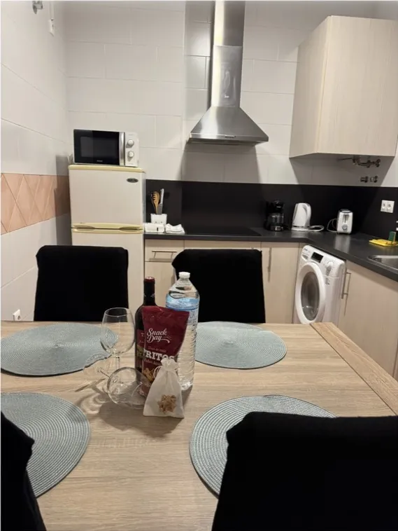 Cocina con zona de comedor y encimera despejada