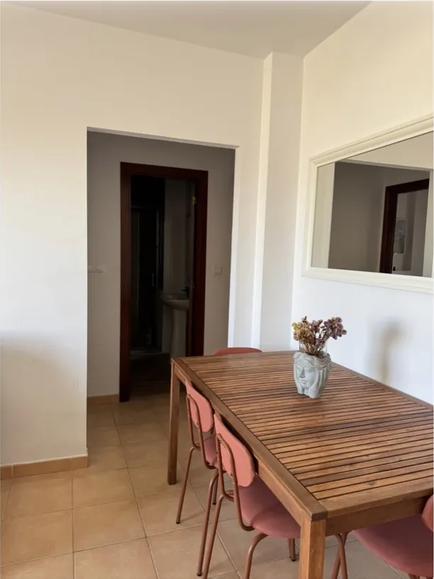 Comedor con mesa de madera y sillas