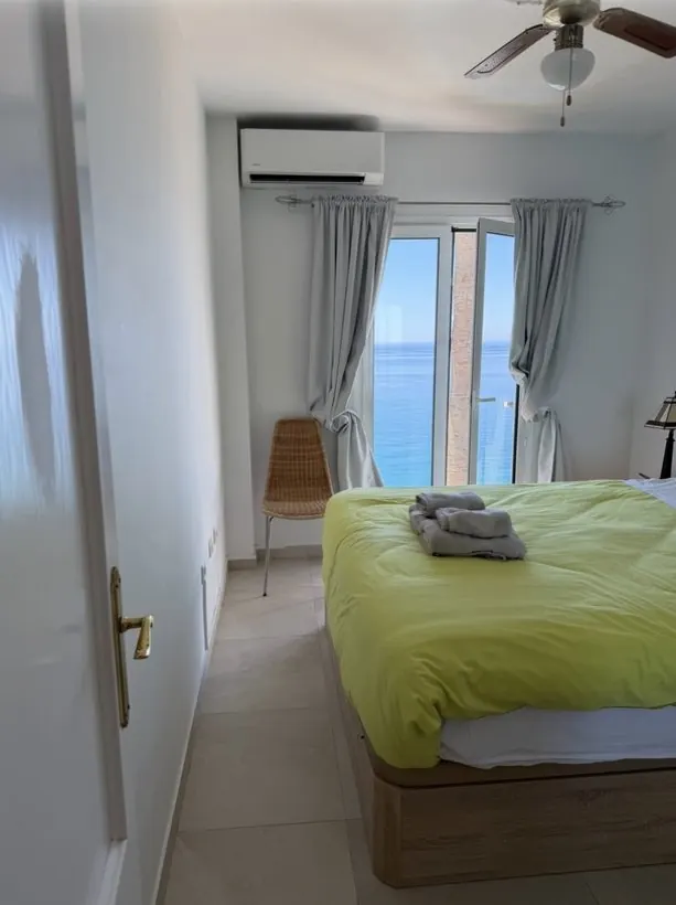 Dormitorio luminoso con vistas al mar