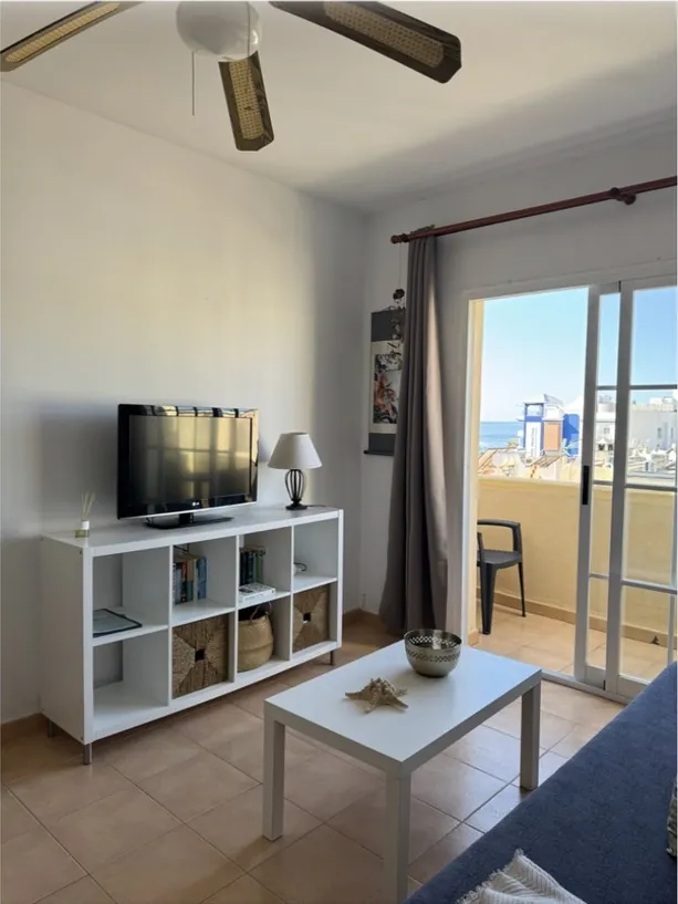 Salón con balcón y vistas, limpio y ordenado
